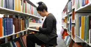 Woman reading in the Auraria library.