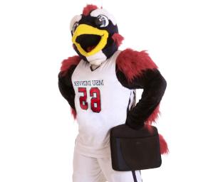 密歇根州立大学丹佛 mascot Rowdy, holding a laptop case.