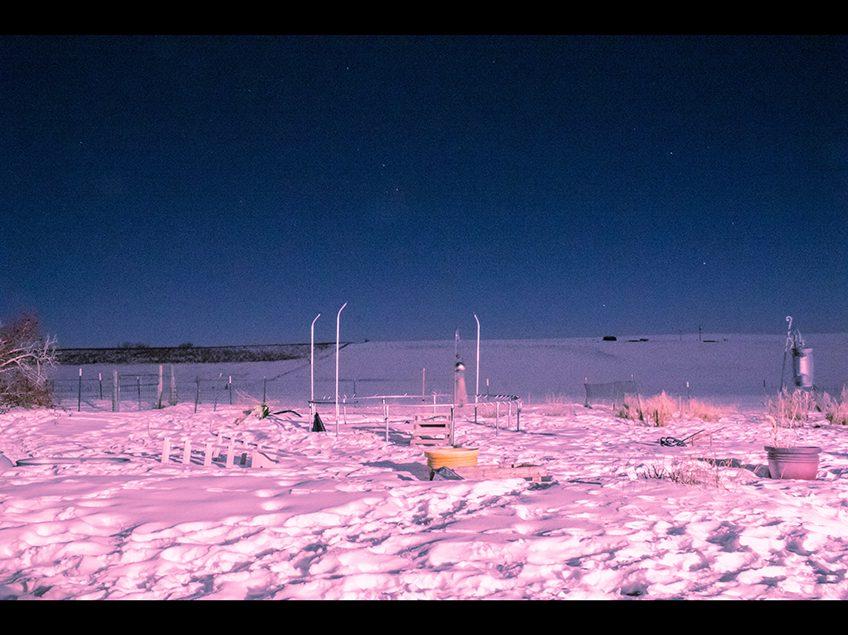 彩色夜景与地平线. 前景中的雪染成了粉红色.