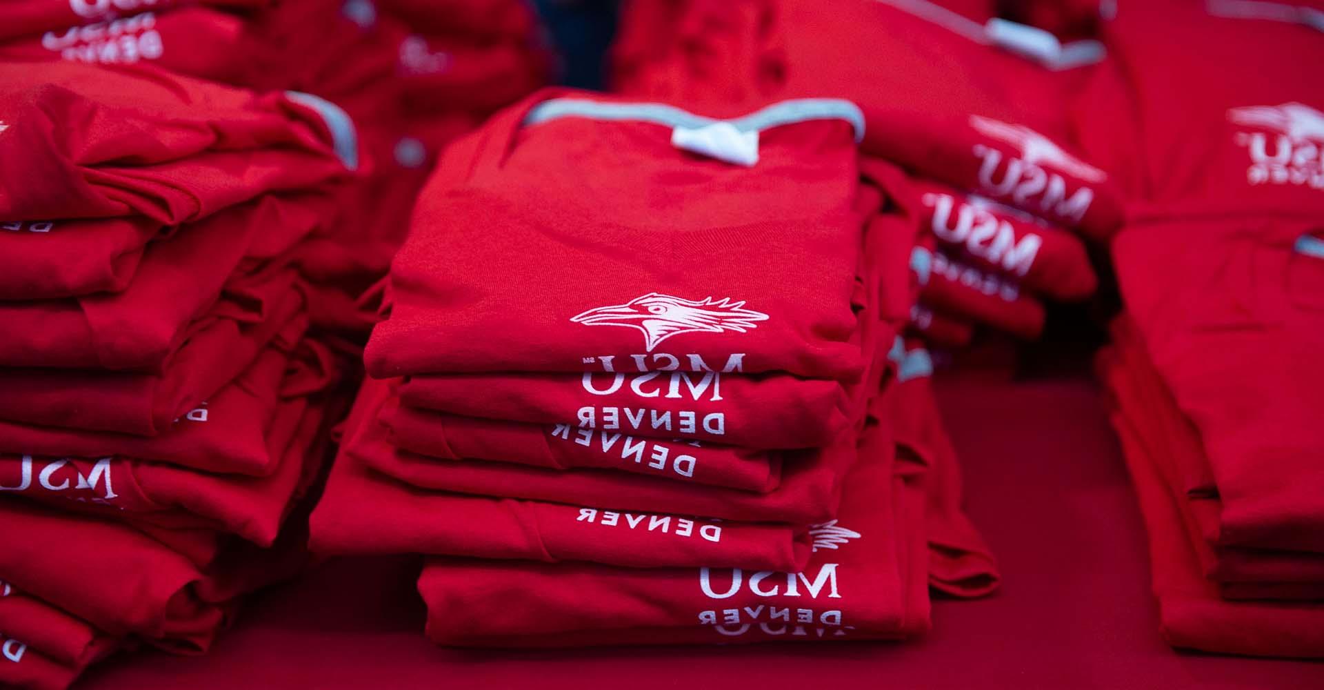 Stack of red 密歇根州立大学丹佛 t shirts