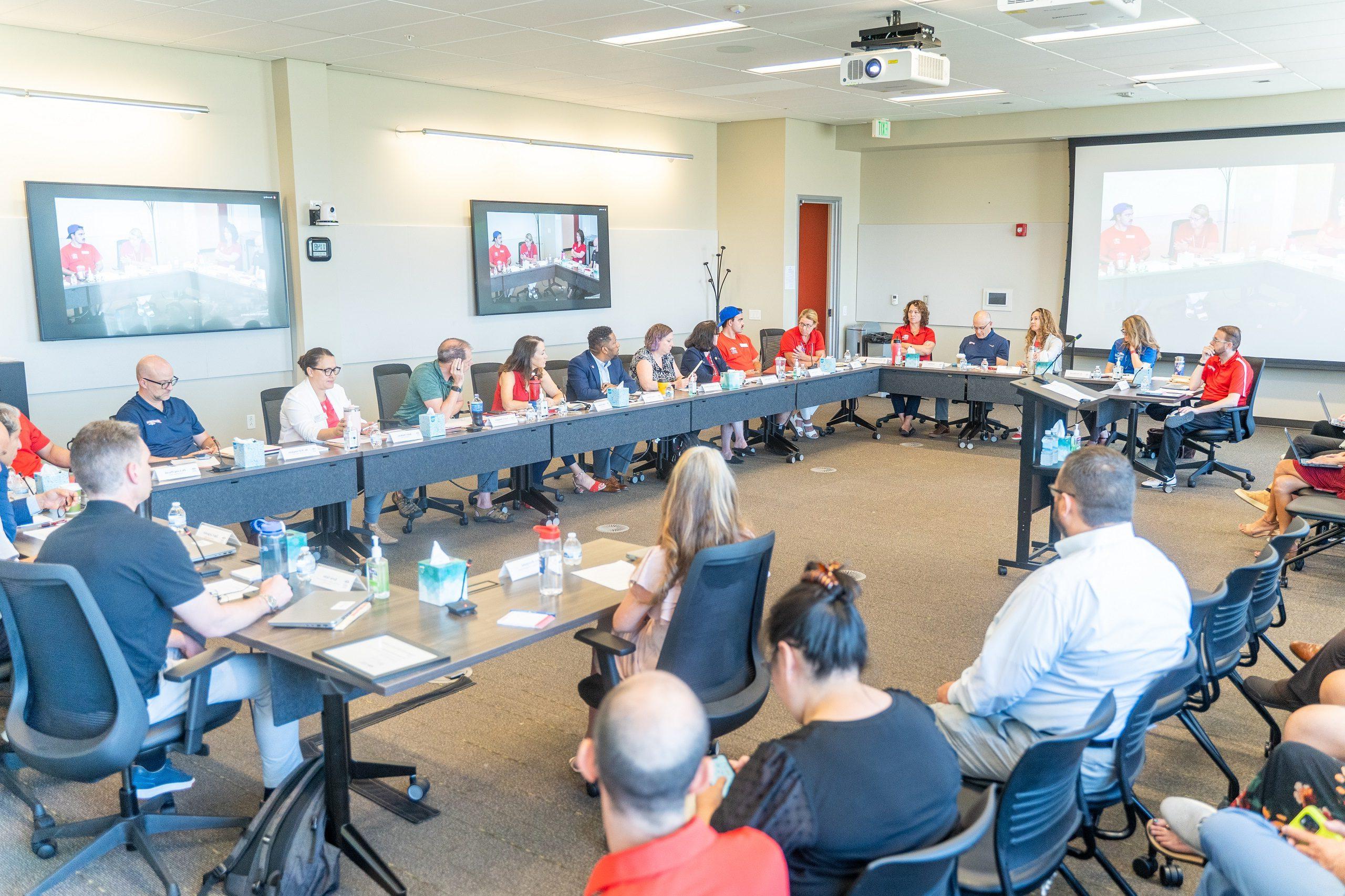 密歇根州立大学丹佛 holds the 9/17 President's cabinet meeting